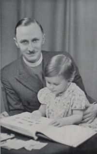 T C Innes and daughter
